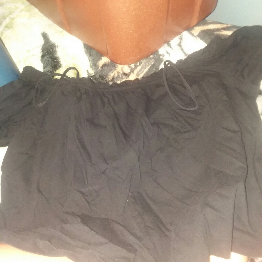 Crop top shirt that you but down your shoulders